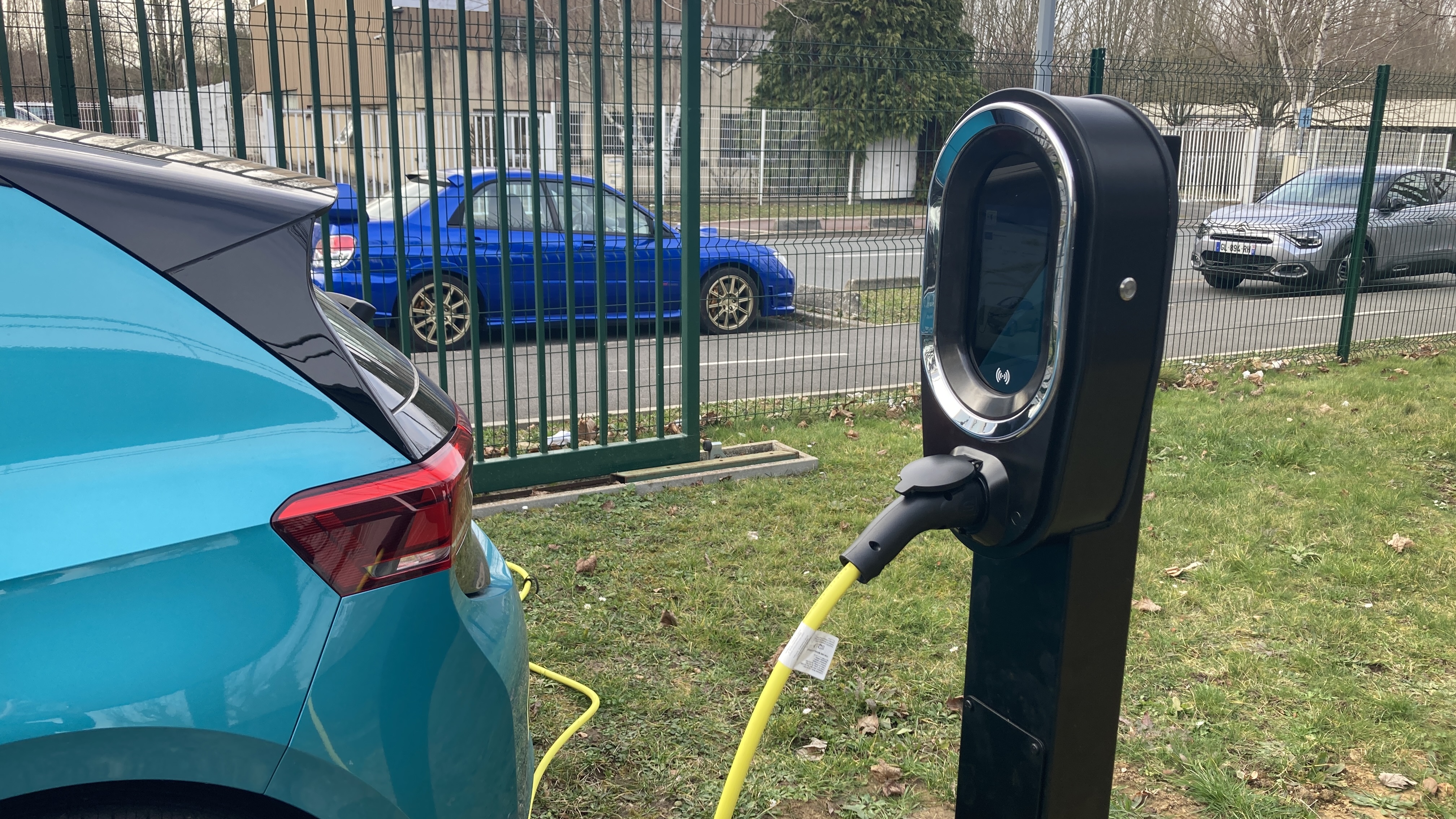 Installation borne recharge entreprise privee HEYRIEUX
